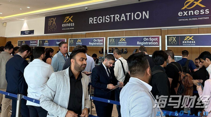 小学生看哥哥们踢十五运会足球赛，一声声加油稚嫩却嘹亮